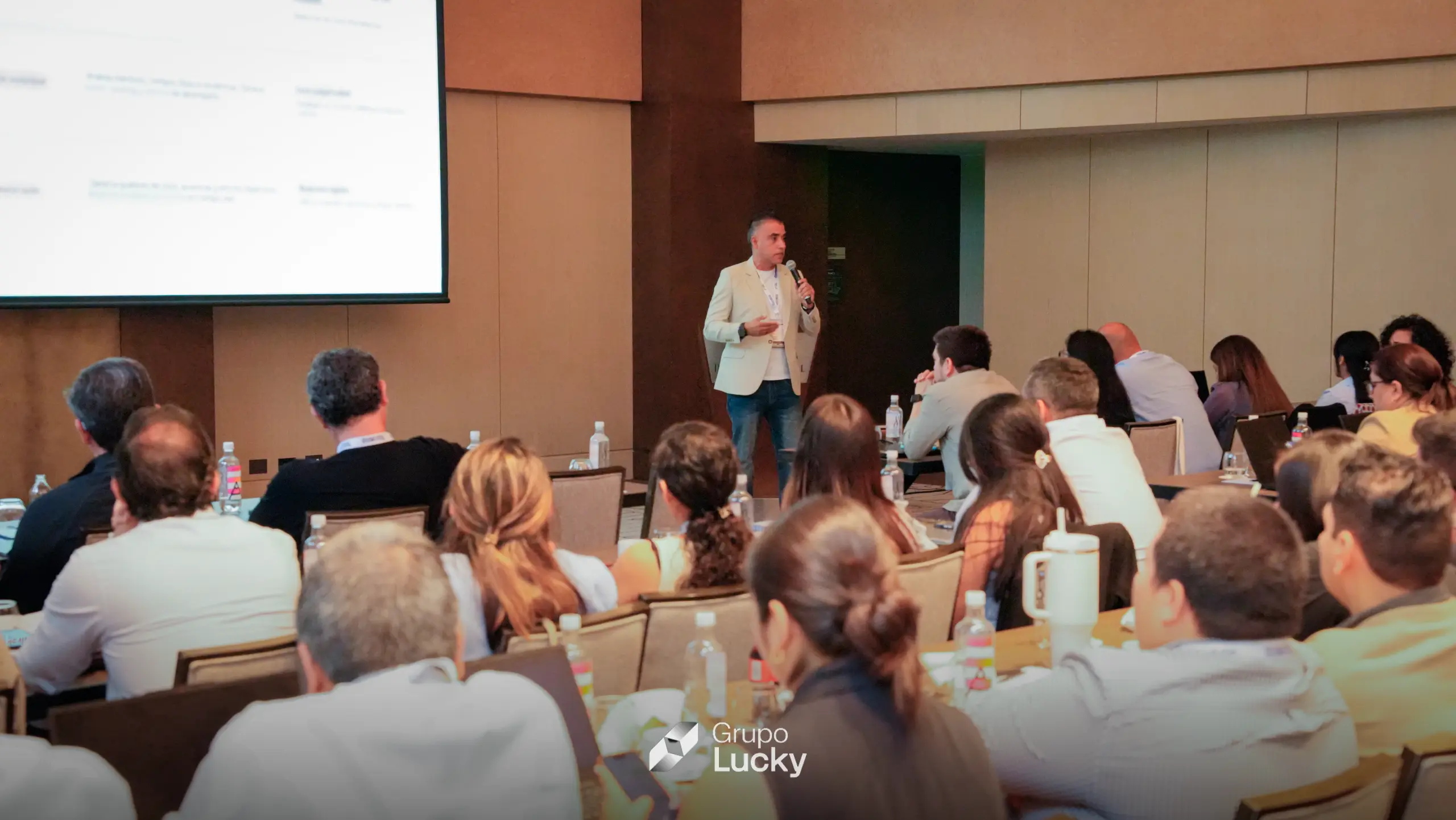 Líderes regionales de Perú, Bolivia y Ecuador durante la Convención Grupo Lucky 2026 en Lima