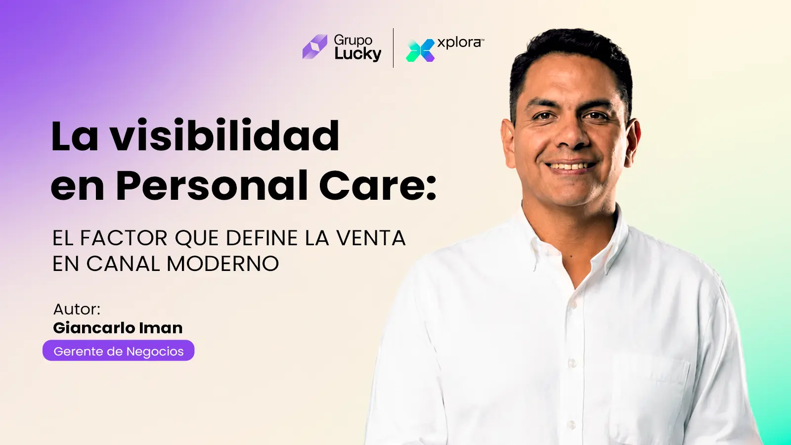 Consultora de belleza asesorando a una shopper en la categoría de cuidado personal dentro de un supermercado